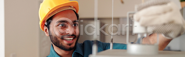 변화 남자 사람 성인 한명 JPG 포토 해외이미지 DIY 건축업자 계약자 계주 고정 교체 기술자 드라이버 램프 배너 빛 산업 서비스 설치 수리 실내 에너지 유지 장비 재주꾼 전구 주도 주방 주택 직업 천장 콘센트 파노라마 풍경 해외202310 해외포토 헤딩 힘