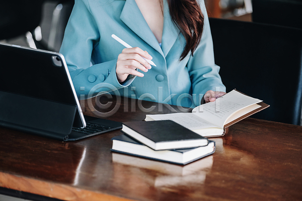 사람 여자 한명 JPG 포토 해외이미지 노트북 무료이미지 비즈니스 비즈니스우먼 사무실 사업가 업무 작업 해외202310 해외포토