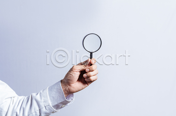 분석 남자 한명 JPG 포토 해외이미지 검색 돋보기 들기 무료이미지 발견 손 심볼 잡기 컨셉 해외202310 해외포토