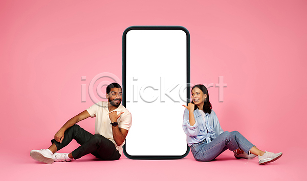 남자 두명 성인 성인만 여자 JPG 포토 해외이미지 가리킴 목업 백그라운드 분홍색 스마트폰 스크린 앉기 전신 카피스페이스