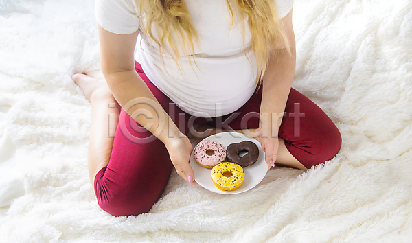 행복 성인 성인여자한명만 여자 한명 JPG 포토 해외이미지 건강 관리 도넛 배(신체부위) 임산부 임신 접시 천(직물) 하반신 해외202310