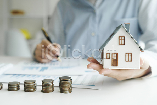 한명 JPG 포토 해외이미지 경제 금융 돈 동전 들기 무료이미지 부동산 재산 주택 해외202310 해외포토