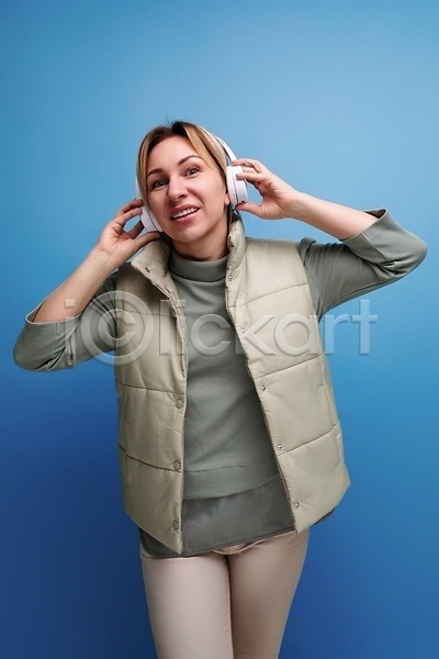 행복 30대 백인 성인 여자 한명 JPG 포토 해외이미지 MP3 금발 노래 듣기 라이프스타일 무선전화기 밀레니얼 백그라운드 소리 스마트폰 실내 어플리케이션 오디오 온라인 유럽 음악 인터넷 조끼 카피스페이스 플레이어 해외202310 핸드폰 헤드폰
