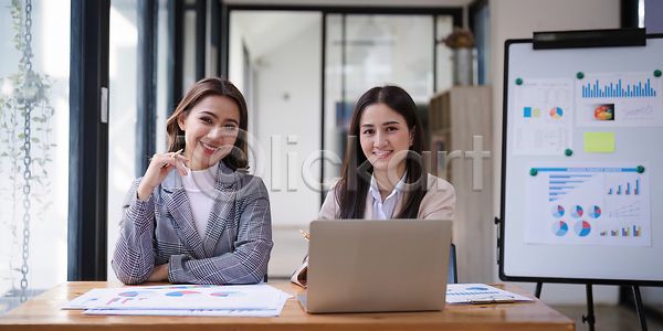 기쁨 성공 자신감 축하 행복 흥분 남자 두명 백인 사람 성인 여자 JPG 포토 해외이미지 경영 경영자 그룹 기념 노트북 동료 비즈니스 비즈니스맨 비즈니스우먼 사무실 사업가 승자 업무 우승 재택근무 종업원 직업 컴퓨터 필승 해외202310 해외포토