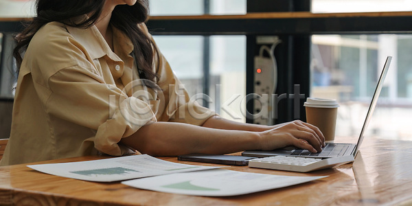 분석 설계 투자 사람 여자 한명 JPG 포토 해외이미지 경영 경영자 경제 계산 계산기 계좌 그래프 금융 노트북 돈 문서 보고서 비용 비즈니스 비즈니스우먼 사무실 세금 손 수입 업무 예산 작업 종이 직업 직장 책상 컨셉 컴퓨터 해외202310 해외포토 회계 회계사