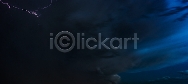 사람없음 JPG 포토 해외이미지 구름 내추럴 빛 손전등 야간 여름 자연 저녁 하늘 해외202310 해외포토