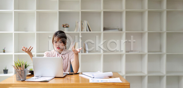 고민 긴장 스트레스 슬픔 좌절 피곤 사람 성인 성인만 성인여자한명만 여자 여자만 여자한명만 청소년 한명 JPG 포토 해외이미지 가로 노트북 두통 무선통신 문제 비즈니스 비즈니스우먼 사무실 실내 앉기 업무과다 응시 작업 작업장 전문직 직업 책상 컬러풀 컴퓨터 태국 통신 해외202310 해외포토 회사