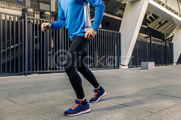 남자 성인 한명 JPG 포토 해외이미지 건강 건강관리 달리기 도로 도시 무료이미지 스포츠 야외 운동 조깅 파란색 해외202310 해외포토