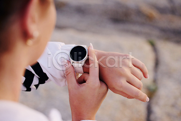 한명 JPG 포토 해외이미지 건강 건강관리 관리 라이프스타일 무료이미지 손 스마트워치 야외 운동 잡기 해외202310 해외포토