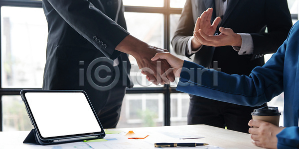 계약 계획 마케팅 믿음 분석 성공 성장 우정 협력 사람 여자 한명 JPG 포토 해외이미지 CEO 경영자 고용 그룹 금융 노트북 대표 대화 동료 백그라운드 비즈니스 비즈니스맨 비즈니스우먼 사무실 사업가 실내 악수 정확 직업 컨셉 컴퓨터 콜라보레이션 통계 프로젝트 해외202310 해외포토 환영 회계 회사