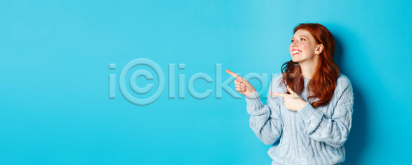 귀여움 행복 10대 백인 사람 성인 여자 한명 JPG 포토 해외이미지 1 겨울 고립 내추럴 라이프스타일 모델 백그라운드 보여주기 뷰티 빨간머리 빨간색 새해 생강 쇼핑 스웨터 스타일 실내 얼굴 제의 주근깨 크리스마스 파란색 학생 해외202310 해외포토 헤어스타일 휴가