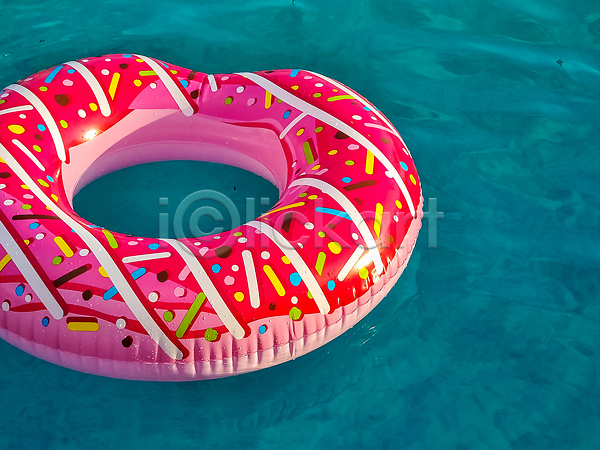 사람없음 JPG 포토 해외이미지 도넛 수면 수영장 튜브 한개 해외202310