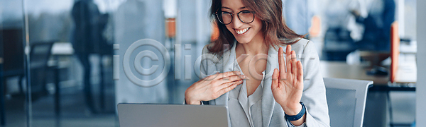 설계 사람 성인 여자 한명 JPG 포토 해외이미지 경영자 그룹 금융 네트워크 노동자 대표 돈 동료 라이프스타일 매각 무역 미소 발표 배너 비즈니스 비즈니스맨 비즈니스우먼 사무실 상업 상인 시장 업무 온라인 웹 작업 종업원 직업 컴퓨터 토론 파노라마 해외202310 해외포토 헤딩 흰색