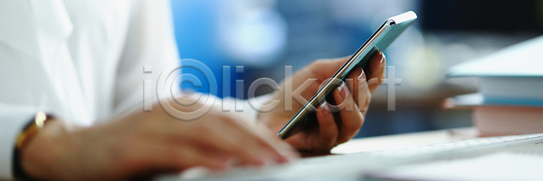 새로움 스마트 사람없음 JPG 포토 해외이미지 개조 검은색 내부 네트워크 디지털 모바일 무선전화기 보여주기 부름 사무실 세포 셀룰러 손 스마트폰 스크린 업무 연결 우주 인터넷 잡기 전자 전화기 정보 종업원 직장 컴퓨터 탁자 터치 터치스크린 폴더 해외202310 해외포토 핸드폰 회계 흰색