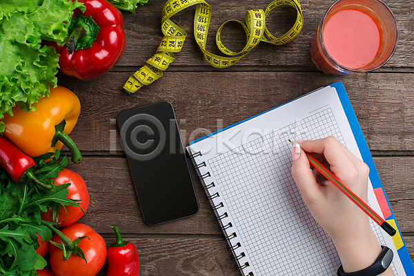 JPG 포토 해외이미지 건강 건강관리 공책 기록 다이어트 무료이미지 손 스마트폰 줄자 채소 컵 해외202310 해외포토