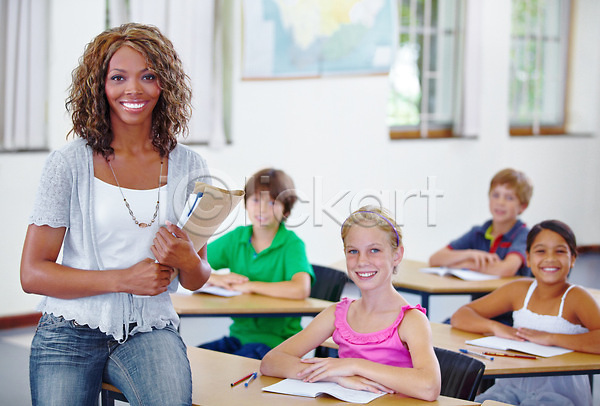남자 백인 성인 소녀(어린이) 소년 어린이 여러명 여자 흑인 JPG 앞모습 포토 해외이미지 교사 교실 들기 문서 미소(표정) 상반신 수업 스쿨라이프 앉기 어린이교육 의자 책상 학습 해외202310