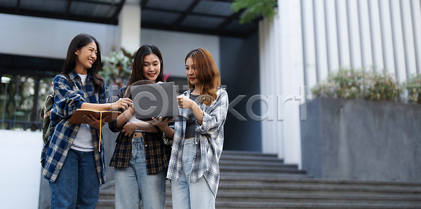 기쁨 우정 함께함 행복 남자 백인 사람 성인 세명 여자 JPG 포토 해외이미지 3 공원 공책 교육 그룹 노트북 대학교 라이프스타일 사이버 스터디 앉기 야외 자연 초록색 친구 컴퓨터 통신 학교 학생 학습 해외202310 해외포토