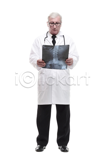 남자 노년 노인남자한명만 한명 JPG 포토 해외이미지 내려보기 들기 서기 안경낌 엑스레이 의사 전신 청진기 해외202310 흰가운