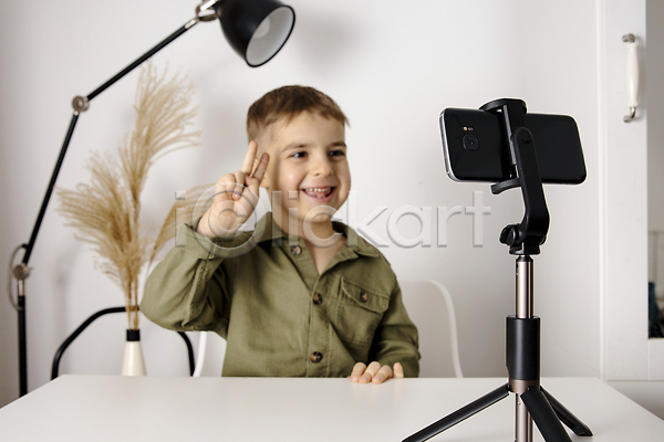 남자 소년 소년한명만 어린이 한명 JPG 앞모습 포토 해외이미지 1인미디어 미소(표정) 브이 삼각대 상반신 스마트폰 영상촬영 유튜버 조명 촬영 크리에이터 화분