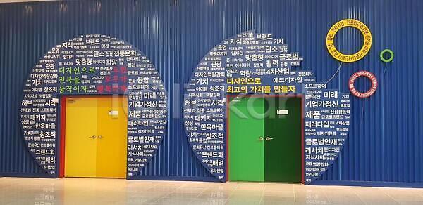 사람없음 JPG 포토 해외이미지 건물 건축양식 문 바닥 방 벽 선 세계 아치 주택 텍스트 해외202310 해외포토