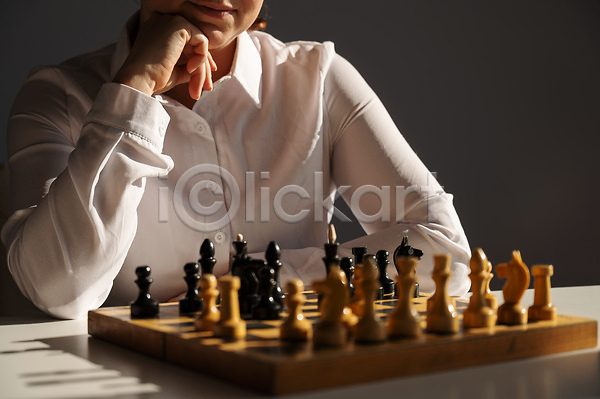 경쟁 집중 성인 성인여자한명만 여자 한명 JPG 앞모습 포토 해외이미지 게임 상반신 체스 체스말 체스판 턱괴기