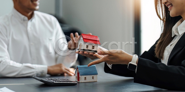 계약 새로움 설계 투자 행복 남자 두명 백인 사람 성인 여자 JPG 포토 해외이미지 가족 고객 구매 금융 대출 렌탈 미소 보여주기 보험 부동산 부동산중개인 비즈니스 비즈니스맨 비즈니스우먼 사무실 상담원 세일 소유 손 실내 아파트 재산 주택 중개인 직업 진짜 커플 판매 해외202310 해외포토