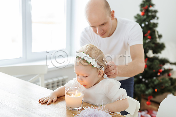 남자 두명 백인 성인 아기 여자 JPG 앞모습 옆모습 포토 해외이미지 가족 머리띠 상반신 앉기 응시 의자 초 크리스마스 해외202310 휴가