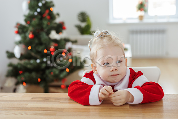 백인 아기 여자 여자아기한명만 한명 JPG 앞모습 포토 해외이미지 가족 상반신 앉기 의자 크리스마스 크리스마스트리 해외202310 휴가