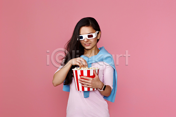 행복 성인 성인여자한명만 여자 한명 JPG 앞모습 포토 해외이미지 3D안경 들기 분홍색 상반신 영화 팝콘 해외202310