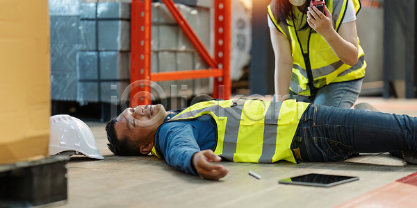 남자 두명 사람 성인 JPG 포토 해외이미지 감독 경영 경영자 공급 공장 목록 물류 분배 비즈니스 산업 상자 상점 상품 서류판 선반 수납 실내 안전 알약 업무 엔지니어 작업 잡기 제어 제조 종업원 주식 직업 직장 창고 최고 컴퓨터 판지 패키지 해외202310 해외포토 헬멧 화물 확인