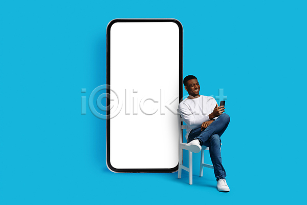 남자 성인 성인남자한명만 한명 JPG 포토 해외이미지 목업 백그라운드 스마트폰 스크린 앉기 의자 전신 카피스페이스 파란색