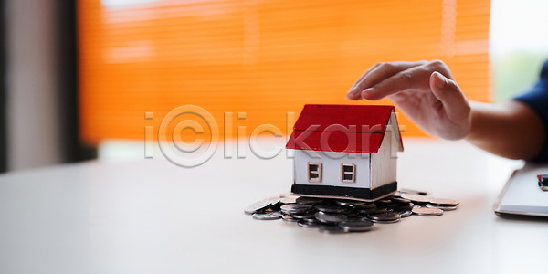 관심 미래 설계 성공 성장 절약 투자 한명 JPG 포토 해외이미지 가격 가족 결제 경제 구매 금융 대출 돈 동전 렌탈 모델 보험 부동산 부동산중개인 비즈니스 빚 손 수입 시장 쌓기 이익 자금 재산 주택 진짜 컨셉 해외202310 해외포토 황금