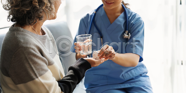 행복 노년 두명 백인 사람 성인 여자 JPG 포토 해외이미지 간호 간호사 건강 건강관리 대화 돌봄 미소 방문 병원 사무실 손 시험 약 약속 옛날 의사 주택 지원 직업 질병 청진기 치료 할머니 해외202310 해외포토 헬프 환자 흰색