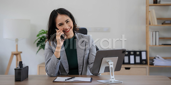 성공 자신감 행복 동양인 사람 성인 여자 한명 JPG 포토 해외이미지 1 CEO 경영 경영자 노동자 놀람 뉴스 라이프스타일 모델 모바일 미소 뷰티 비즈니스 비즈니스우먼 사무실 스마트폰 승자 실내 얼굴 업무 우주 응시 잡기 직업 최고 카피스페이스 해외202310 해외포토 핸드폰