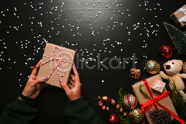 신체부위 JPG 포토 하이앵글 해외이미지 곰인형 눈(날씨) 들기 백그라운드 선물상자 손 오너먼트 오브젝트 지팡이모양 크리스마스 해외202310