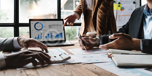 계획 마케팅 분석 설계 성공 투자 협력 남자 두명 사람 성인 성인만 여자 JPG 포토 해외이미지 가로 경영 그래프 그룹 금융 노트북 대화 동료 문서 보고서 브레인스토밍 비즈니스 비즈니스맨 비즈니스우먼 사무실 실내 업무 자료 작업 정보 직업 컴퓨터 토론 통신 프로젝트 해외202310 해외포토 회의