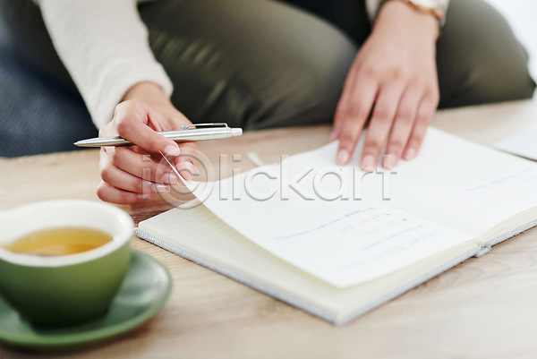 20대 성인 여자 한명 JPG 포토 해외이미지 공책 기록 무료이미지 비즈니스 비즈니스우먼 앉기 작업 펜 해외202310 해외포토