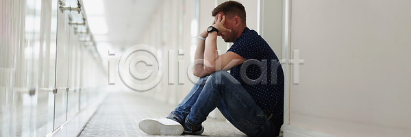 스트레스 슬픔 좌절 혼란 남자 사람 사람없음 성인 JPG 포토 해외이미지 나쁜 내부 렌탈 문 문제 바닥 방 복도 사무실 스타일 시작 실내 아파트 앉기 여행 열쇠 우울증 이혼 적자 출입구 해결 해외202310 해외포토 호텔 홀 휴가