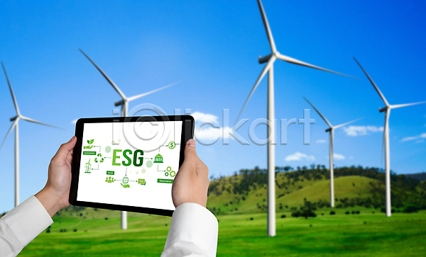 신체부위 JPG 포토 해외이미지 ESG 그린에너지 들기 무료이미지 손 에코 초록색 태블릿 풍력기 풍력에너지 해외202310 환경