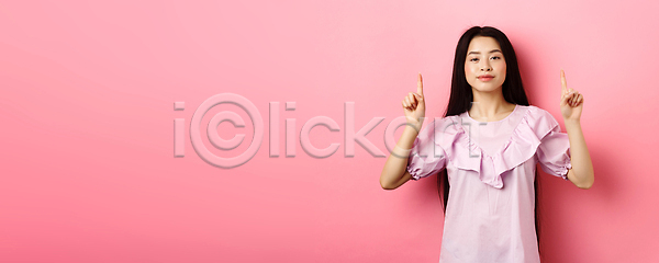 행복 10대 동양인 사람 여자 한명 JPG 포토 해외이미지 가리킴 감정 건강 내추럴 놀람 모델 바보 백그라운드 보여주기 분홍색 뷰티 쇼핑 스타일 실내 아시아 얼굴 유행 일본 중국 진짜 학생 한국 해외202310