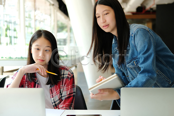 10대 두명 사람 JPG 포토 해외이미지 교실 교육 노트북 라이프스타일 스터디 온라인 인터넷 작업 쪽지 책상 컴퓨터 학교 학생 학습 해외202310