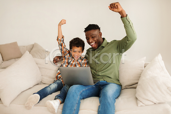 사랑 행복 남자 두명 사람 소년 어린이 흑인 JPG 포토 해외이미지 가족 감정 게임 내부 노트북 다민족 다인종 디지털 라이프스타일 밀레니얼 백그라운드 실내 아들 아빠 온라인 웹서핑 유대감 인터넷 주택 컨셉 컴퓨터 필승 해외202310