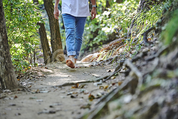 휴식 30대 남자 성인 성인남자한명만 한국인 한명 JPG 앞모습 포토 건강관리 걷기 맨발 산길 산책로 야외 어싱 자연 주간 하반신 햇빛