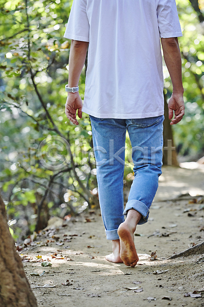 휴식 30대 남자 성인 성인남자한명만 한국인 한명 JPG 뒷모습 포토 건강관리 걷기 맨발 산길 산책로 야외 어싱 자연 주간 풀(식물) 하반신 햇빛