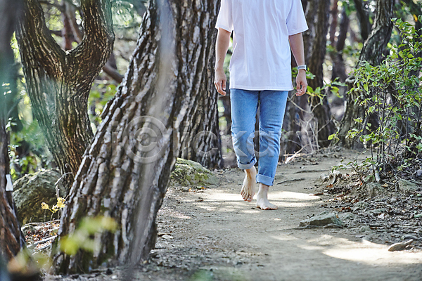 휴식 30대 남자 성인 성인남자한명만 한국인 한명 JPG 앞모습 포토 건강관리 걷기 나무 맨발 산길 산책로 야외 어싱 자연 주간 풀(식물) 하반신 햇빛