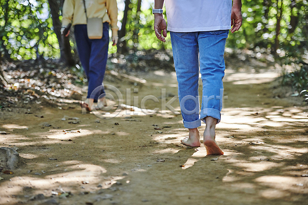 휴식 30대 남자 두명 성인 성인만 한국인 JPG 뒷모습 앞모습 포토 건강관리 걷기 맨발 산길 산책로 야외 어싱 자연 주간 하반신 햇빛