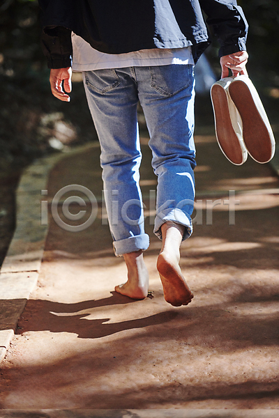 휴식 30대 남자 성인 성인남자한명만 한국인 한명 JPG 뒷모습 포토 건강관리 걷기 들기 맨발 산책로 신발 야외 어싱 자연 주간 하반신 햇빛 황토길