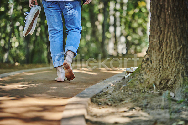 휴식 30대 남자 성인 성인남자한명만 한국인 한명 JPG 뒷모습 포토 건강관리 걷기 나무 들기 맨발 산책로 신발 야외 어싱 자연 주간 하반신 햇빛 황토길