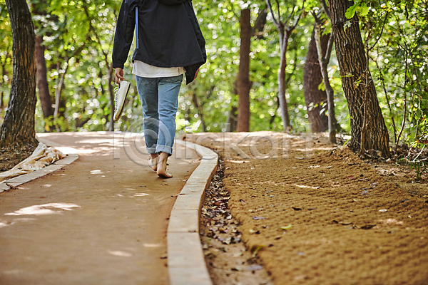 휴식 30대 남자 성인 성인남자한명만 한국인 한명 JPG 뒷모습 포토 건강관리 걷기 나무 들기 맨발 산길 산책로 신발 야외 어싱 자연 주간 하반신 햇빛 황토길