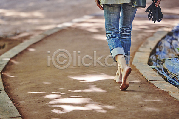 휴식 30대 남자 성인 성인남자한명만 한국인 한명 JPG 뒷모습 포토 건강관리 걷기 들기 맨발 산책로 야외 어싱 자연 장갑 주간 하반신 햇빛 황토길
